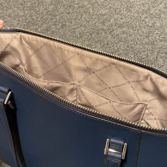 Michael Kors Charlotte Large Leather Top-Zip Navy - Picture 5 of 12